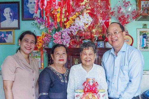 Lãnh đạo tỉnh thăm, tặng quà gia đình chính sách