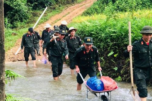Cảnh sát cơ động Đông Bắc băng rừng, lội suối dựng nhà cho đồng bào