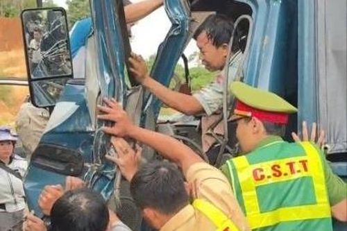 Kịp thời giải cứu tài xế mắc kẹt trong ca-bin