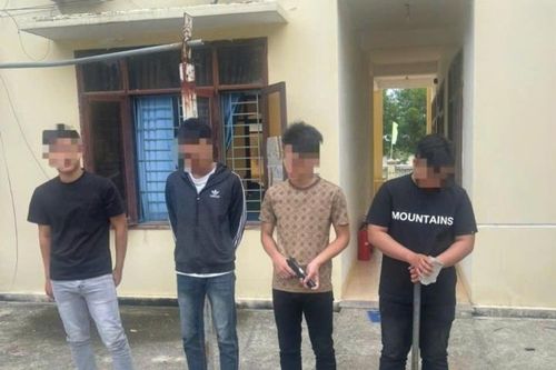 Vác mã tấu, súng giả tấn công người đi đường