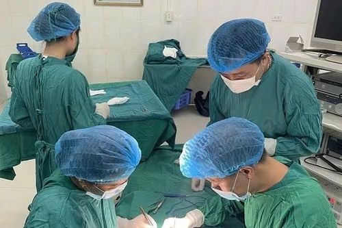 Lấy ra hàng loạt mảnh nam châm từ ruột non bệnh nhi