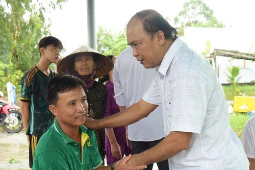 Hỗ trợ các hộ dân bị sập nhà, tốc mái do lốc xoáy ở xã Vĩnh Phong