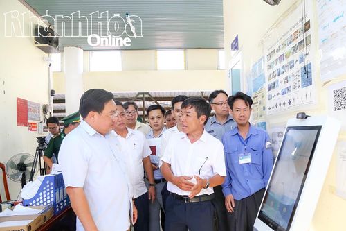 Phó Chủ tịch UBND tỉnh Trịnh Minh Hoàng kiểm tra công tác chống khai thác IUU tại cảng Hòn Rớ