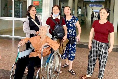 Lào Cai: Thay khớp háng thành công cho cụ bà 95 tuổi bị ngã gãy cổ xương đùi