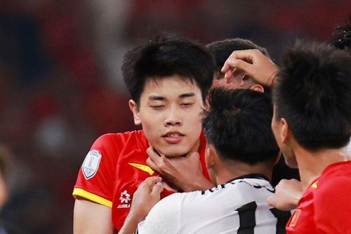 Đình Bắc bị bóp cổ khiêu khích, phản ứng sau đó khiến U23 Indonesia 'tắt điện'