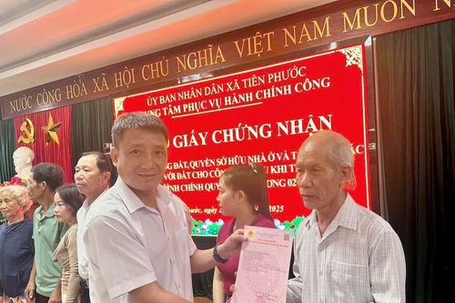Xã Tiên Phước trao 21 Giấy chứng nhận quyền sử dụng đất cho người dân