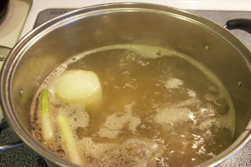 Có nên dùng nước luộc thịt để nấu canh?