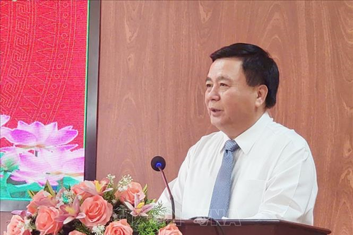 Ủy viên Bộ Chính trị Nguyễn Xuân Thắng trao quyết định về công tác cán bộ
