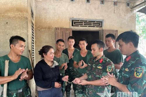 Bộ đội trả lại dây chuyền vàng trị giá hơn 40 triệu đồng cho người dân