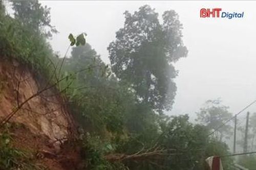 Mưa lớn gây ngập lụt, sạt lở đường nghiêm trọng ở Điện Biên