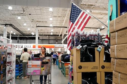 Người dân Mỹ đổ lỗi cho ông Trump về chi phí sinh hoạt cao