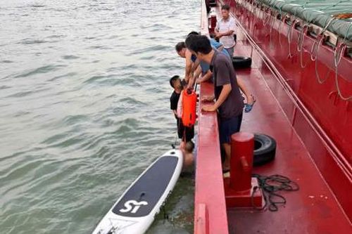 Được cứu sau một đêm lênh đênh trên biển