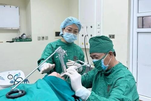 Ăn quất hồng bì, người phụ nữ bị sặc dị vật vào phổi