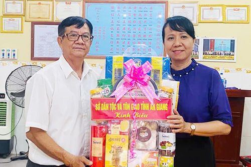 Sở Dân tộc và Tôn giáo tỉnh An Giang thăm, tặng quà Hội Tương tế người Hoa