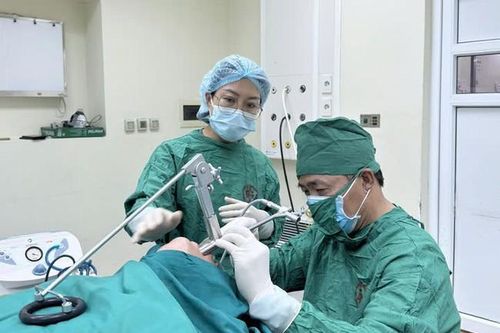 Ăn quất hồng bì, người phụ nữ bị sặc dị vật ở phế quản phổi