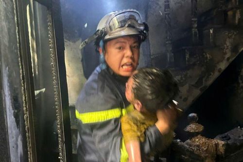 Cuộc giành giật sự sống cho 3 cháu nhỏ trong căn nhà rực lửa ở phường Bồ Đề