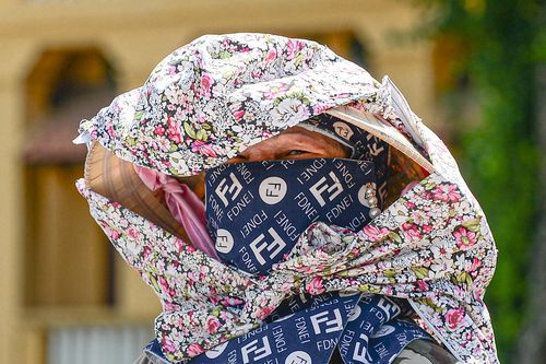 Người Hà Nội quay quắt mưu sinh giữa trời nắng đổ lửa gần 40ºC
