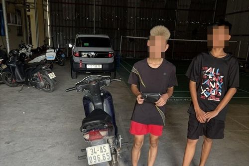 Hai gã trai chặn đường, cướp giật tài sản của người phụ nữ đi chợ lúc rạng sáng