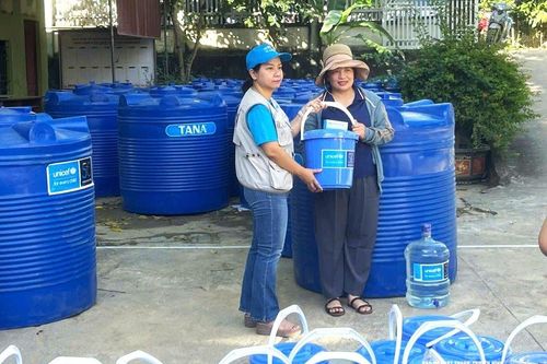 Unicef hỗ trợ 500 bồn chứa nước và dụng cụ, thiết bị, hóa chất xử lý nước sạch cho người dân vùng lũ miền Tây Nghệ An