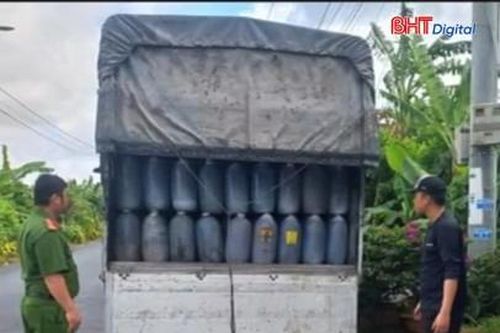 Hơn 13 tấn dầu ăn bẩn bị phát hiện trước khi tuồn ra thị trường