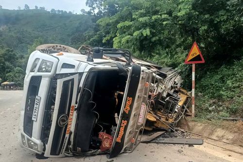 Lật xe ô tô tại dốc Nà Lơi quốc lộ 279, 2 người bị thương