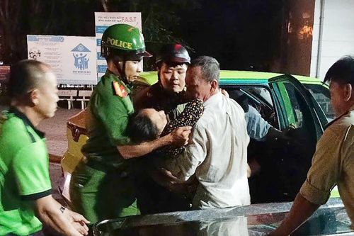 Công an phường Long Xuyên kịp thời hỗ trợ đưa người bị đột quỵ đến bệnh viện