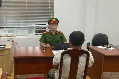 Bố vợ cầm dao đe dọa CSGT khi thấy con rể bị dừng xe