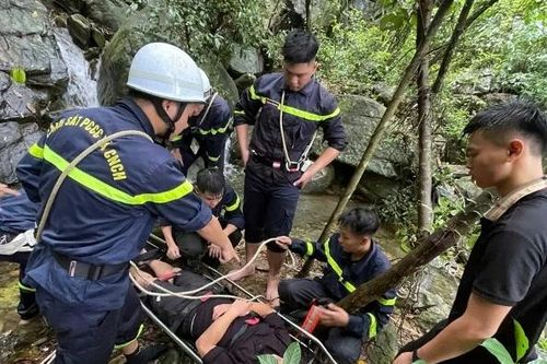 Cứu hộ kịp thời nạn nhân leo núi Hàm Lợn bị ngã