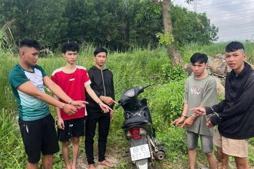 Dàn cảnh hỏi đường rồi táo tợn cướp xe máy, 6 thanh thiếu niên bị bắt sau vài giờ