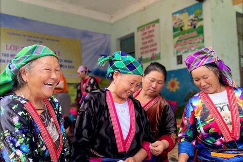 Người Mông ở Điện Biên giữ nghề vẽ hoa văn trên vải truyền thống