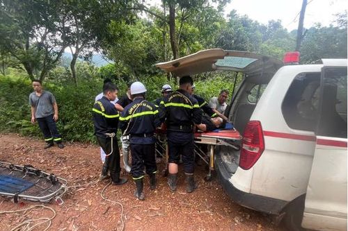 Kịp thời cứu hộ nam thanh niên leo núi Hàm Lợn bị ngã không đi lại được