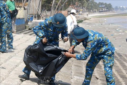 Ra quân thu gom, xử lý rác thải và làm đẹp bãi biển Mũi Né