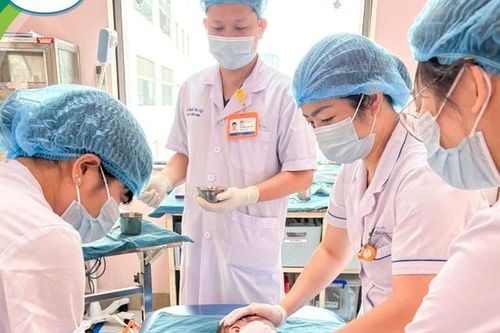 Bất cẩn khi ăn lẩu, 3 trẻ ở Hà Nội phải vào viện cấp cứu