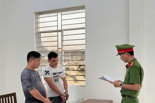 Bắt 2 kẻ giả danh công an xông vào tụ điểm đánh bạc cướp tiền