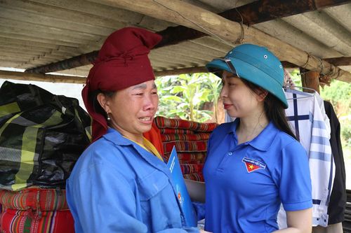 Người dân Sơn La xúc động khi nhận những món quà từ Trung ương Đoàn
