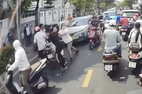 Vụ ẩu đả ở TPHCM: Triệu tập nhóm người đi ô tô, dựng lại hiện trường trong đêm