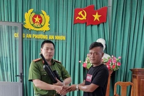 Công an phường An Nhơn vận động người dân nộp súng tự chế