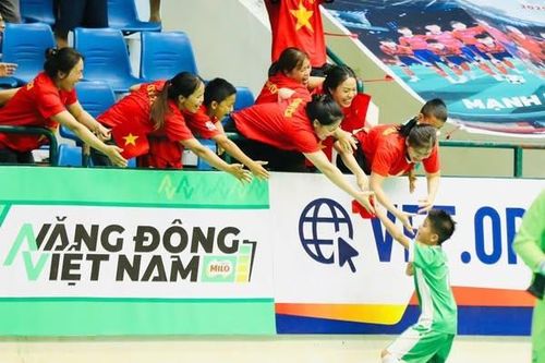 Không còn chú trọng vào điểm số, cha mẹ Việt đang thay đổi cách nuôi con