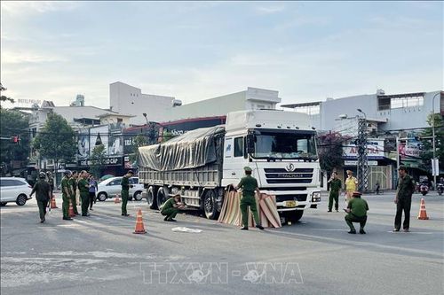 Xe máy va chạm xe tải làm hai phụ nữ thương vong