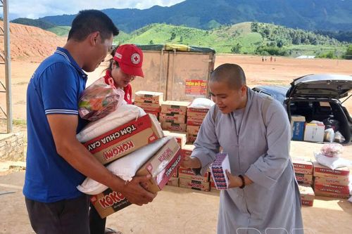 1.900 suất quà trao tặng người dân vùng lũ Điện Biên