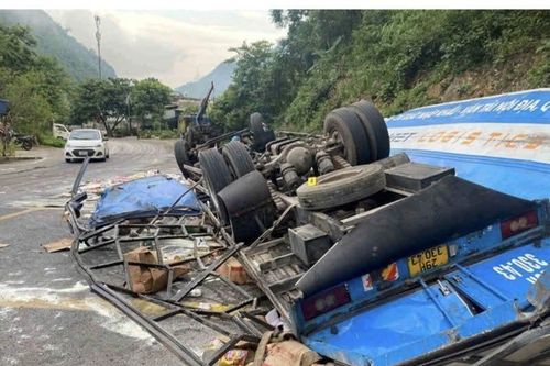 Ô tô tải mất phanh lật ngửa trên QL6 qua Phú Thọ, tài xế tử vong tại chỗ