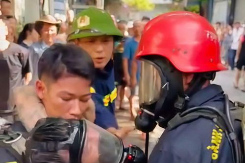 Cháy nhà ngùn ngụt, cảnh sát PCCC lao vào biển lửa nhường mặt nạ cứu người