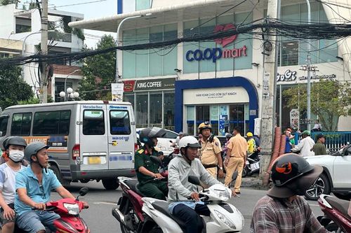 Va chạm xe chở hàng khiến một phụ nữ tử vong, kẹt xe nghiêm trọng trên đường Quang Trung