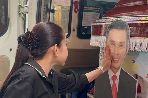Vợ Bắc Hải khóc ngất bên linh cữu của chồng