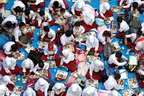Hàng trăm người ngộ độc vì bữa trưa miễn phí ở Indonesia