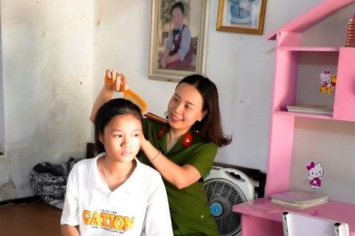 Những 'người mẹ sắc phục' nuôi dưỡng ước mơ trẻ mồ côi