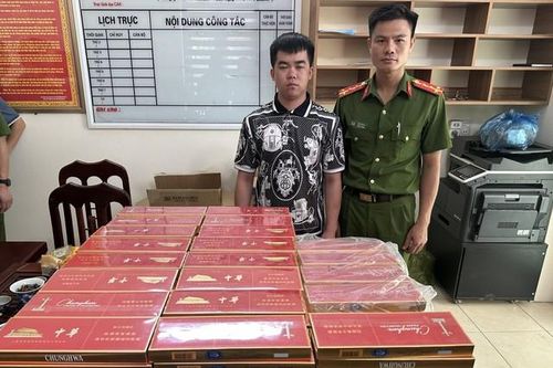 Ngụy trang gần 300 cây thuốc lá ngoại nhập lậu mang đi tiêu thụ