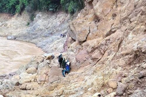Cõng từng bao gạo vượt núi đá tiếp tế bản Cha Nga