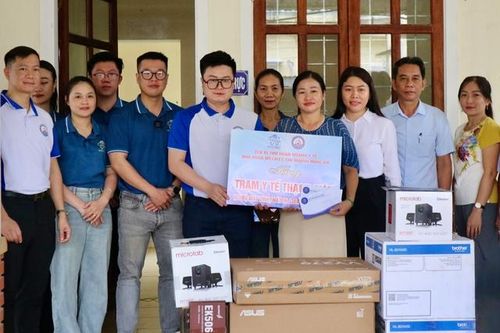 Khám, cấp thuốc miễn phí cho hơn 300 người dân vùng lũ Nghệ An