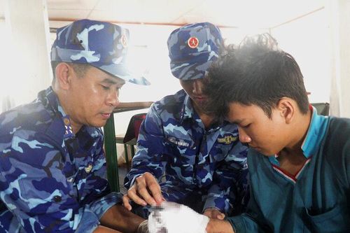 Bộ Tư lệnh Vùng Cảnh sát biển 4 kịp thời hỗ trợ y tế ngư dân bị tai nạn lao động